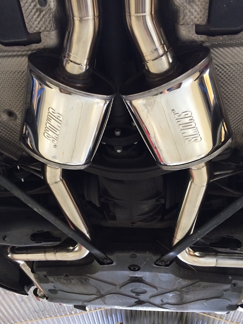 Simons udstødningsrør installeret på en Mercedes AMG V8