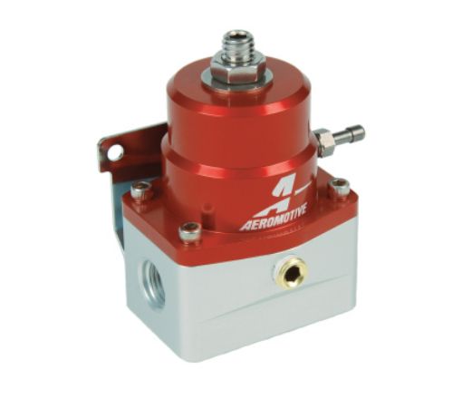 Billede af Aeromotive A1000 EFI brændstoftrykregulator 2x AN6 ORB / 1 x AN6 ORB rød/sølv